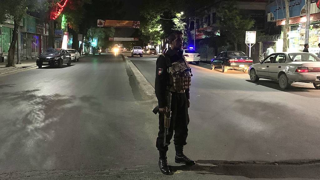 Ein bewaffneter Polizeibeamter steht vor einer Moschee Wache, an der sich ein Bombenanschlag ereignet hat. Foto: Rahmat Gul/AP/dpa