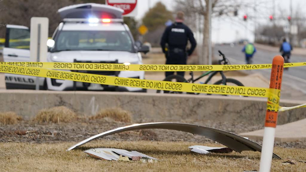 dpatopbilder - Ein Trümmerteil eines Flugzeugs liegt auf einer mit Polizeiband abgesperrten Fläche in Broomfield/Colorado. Foto: David Zalubowski/AP/dpa