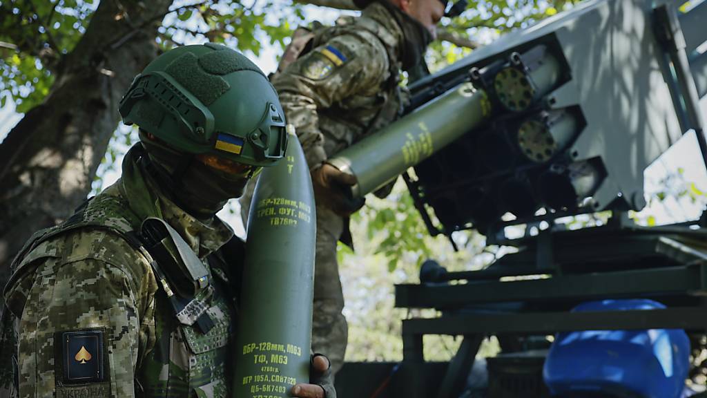 Ukrainische Soldaten bereiten bei Bachmut einen Mehrfachraketenwerfer vor. Foto: Roman Chop/AP/dpa