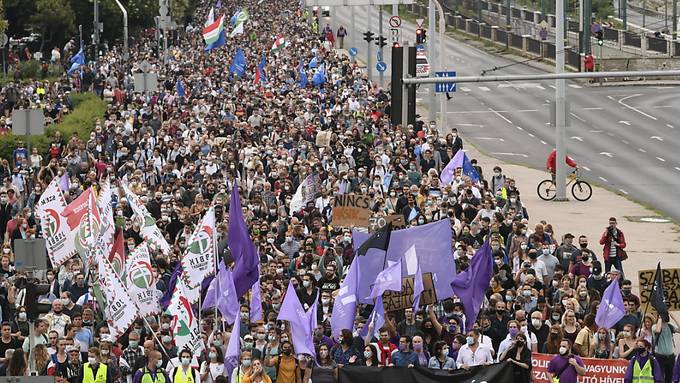 Tausende demonstrieren in Budapest für Medienfreiheit