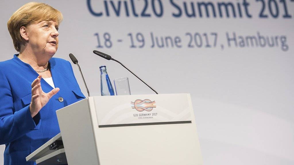 Will Afrika die Hand reichen: Bundeskanzlerin Angela Merkel erklärt sich vor Nichtregierungsorganisationen.