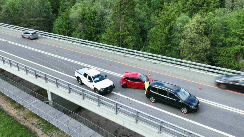 Drei Autos prallten am Freitag in Domat/Ems ineinander - zwei Personen wurden dabe verletzt.