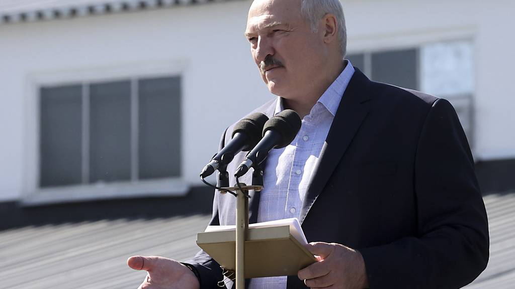 Alexander Lukaschenko, Präsident von Belarus (Weißrussland), spricht bei einer Kundgebung vor dem Minsker Radschlepperwerk. Foto: Nikolai Petrov/BelTA/AP/dpa