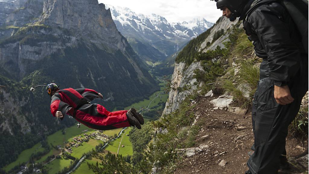 Ein Basejumper springt 2011 von der Absprungstelle «High Nose» im Lauterbrunnental. (Archivbild)
