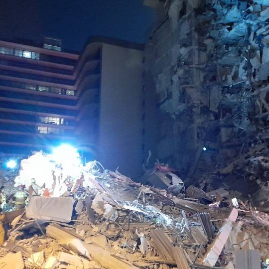 Hochhaus eingestürzt – mindestens ein Toter und 99 Vermisste