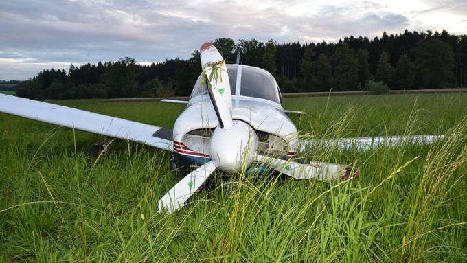 Flugzeug beim Landen auf Graspiste in Beromünster beschädigt