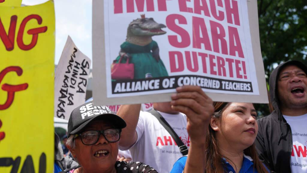 ARCHIV - Demonstrantinnen und Demonstranten fordern die Amtsenthebung von Vizepräsidentin Sara Duterte. Foto: Aaron Favila/AP/dpa/Archivbild
