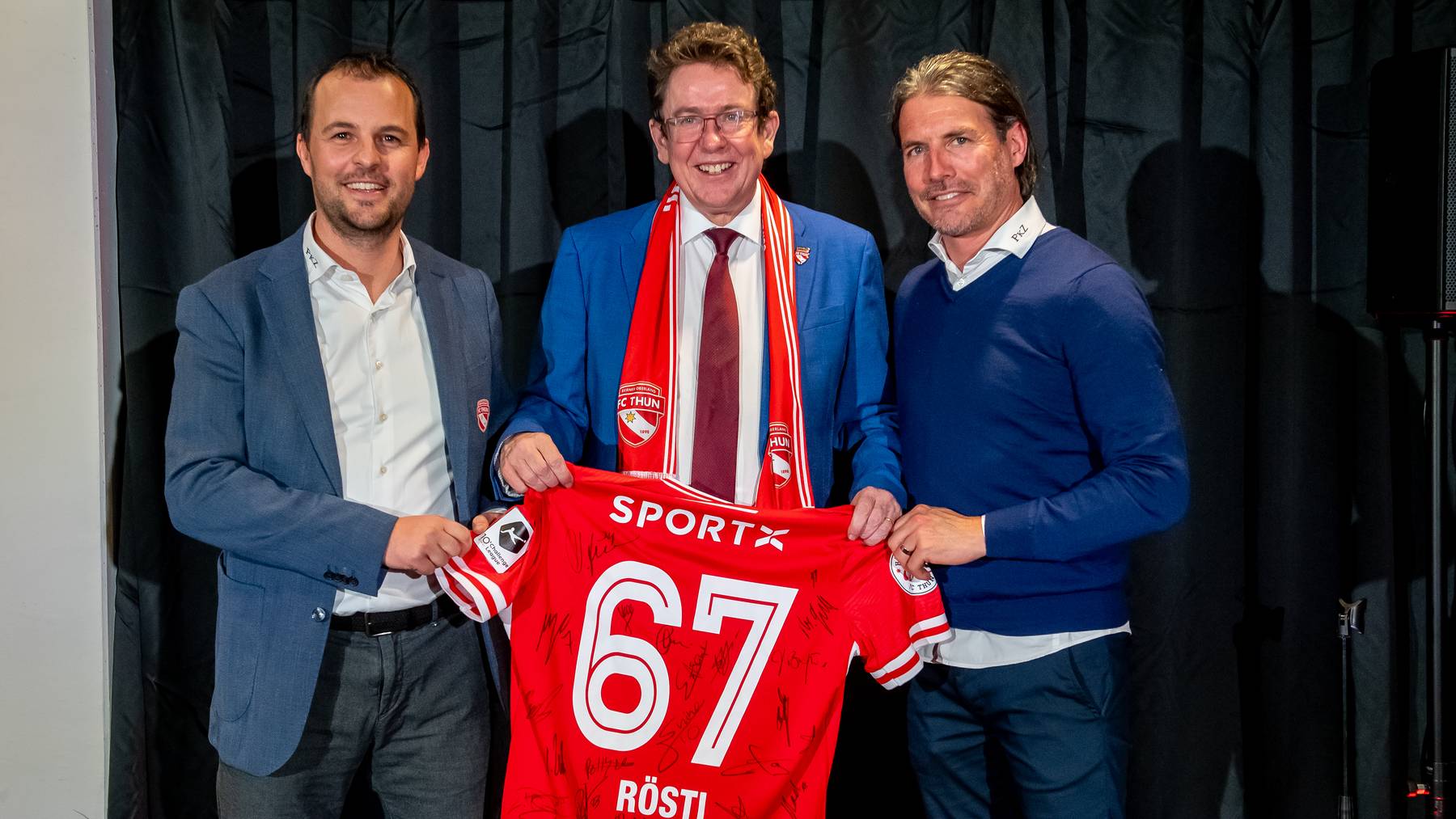 FC Thun Night 2024: Links Mirko Aubert, mitte Bundesrat Albert Rösti, rechts VR-Präsident Andres Gerber.