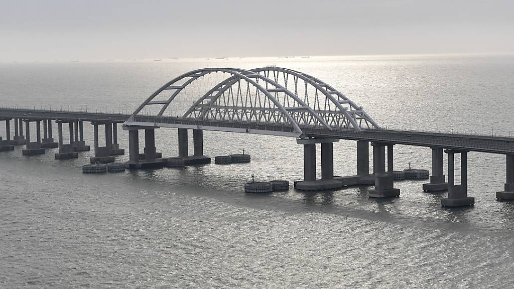 ARCHIV - An der Krim-Brücke kam es zu einer Explosion (Archivbild). Foto: Alexei Nikolsky/Pool Sputnik Kremlin/AP/dpa