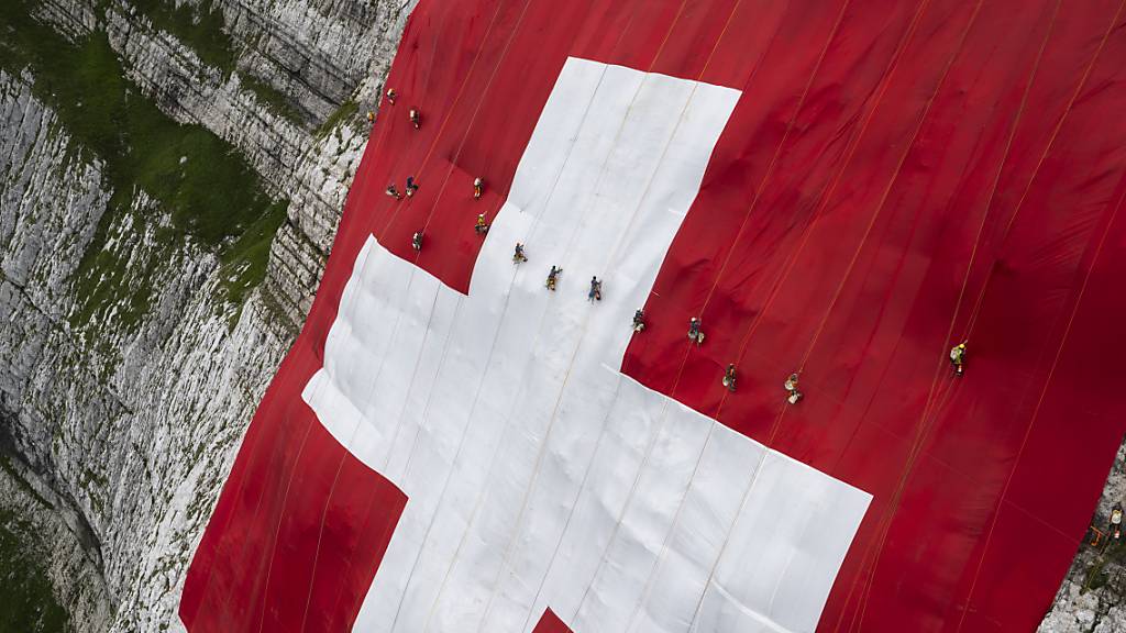 Die grösste Schweizer Fahne hängt wieder