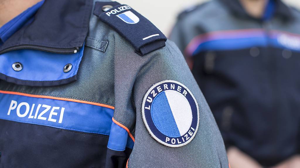 Die Luzerner Polizei hat nach einem Überfall auf ein Geschäft in Udligenswil einen Jugendlichen festgenommen. (Symbolbild)