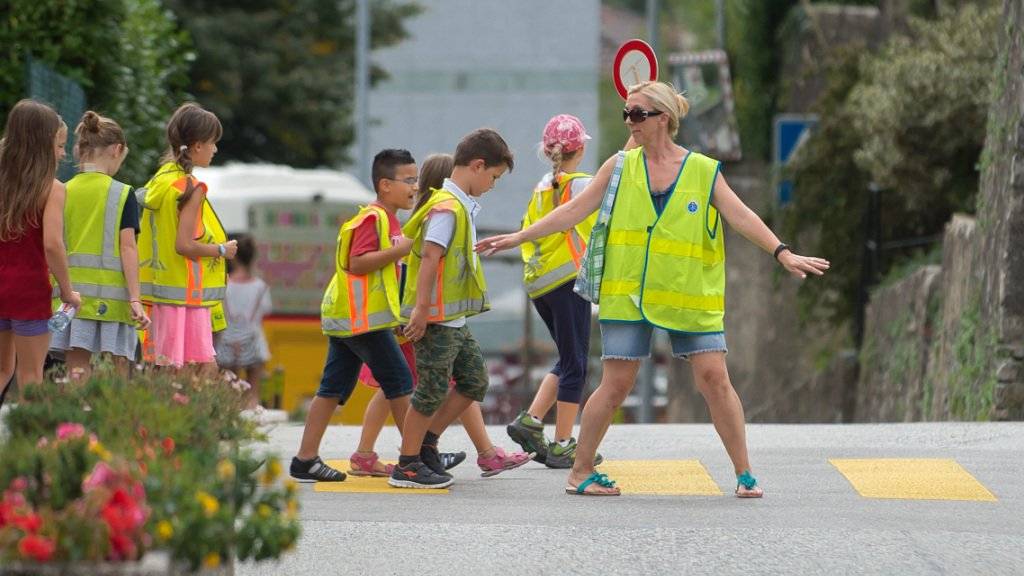 Kinder sollten den Schulweg zu Fuss gehen und sich so Verkehrskompetenz aneignen. Der Verkehrs-Club der Schweiz (VCS) warnt dagegen vor dem Teufelskreis, die Kinder per Elterntaxi zur Schule zu fahren. (Archivbild)