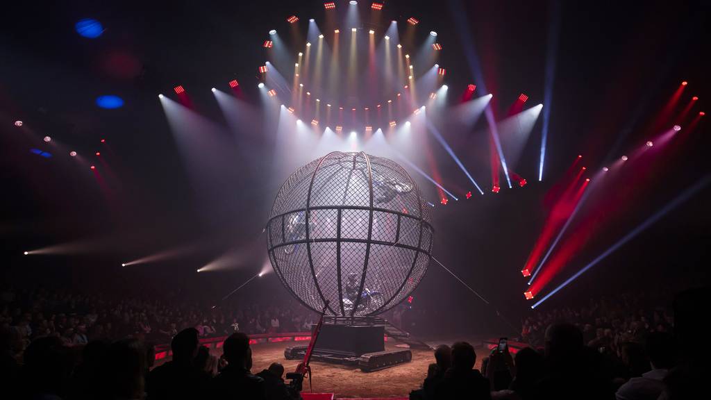 Globe of Speed Motorradfahrer im Zirkus Knie
