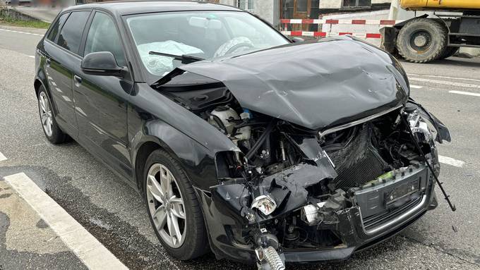 Auto prallt frontal in stehendes Fahrzeug – eine Verletzte
