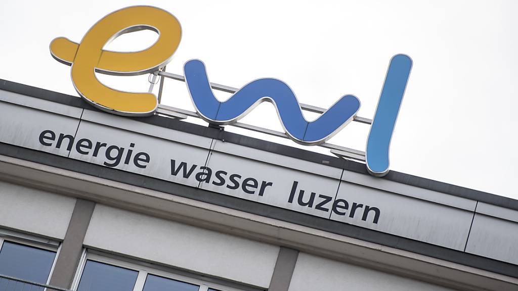 Ein Kurzschluss in einer Trafostation des Luzerner Energieversorgers EWL hat in der Gemeinden Schwarzenberg zu einem Stromausfall geführt. (Archiv)