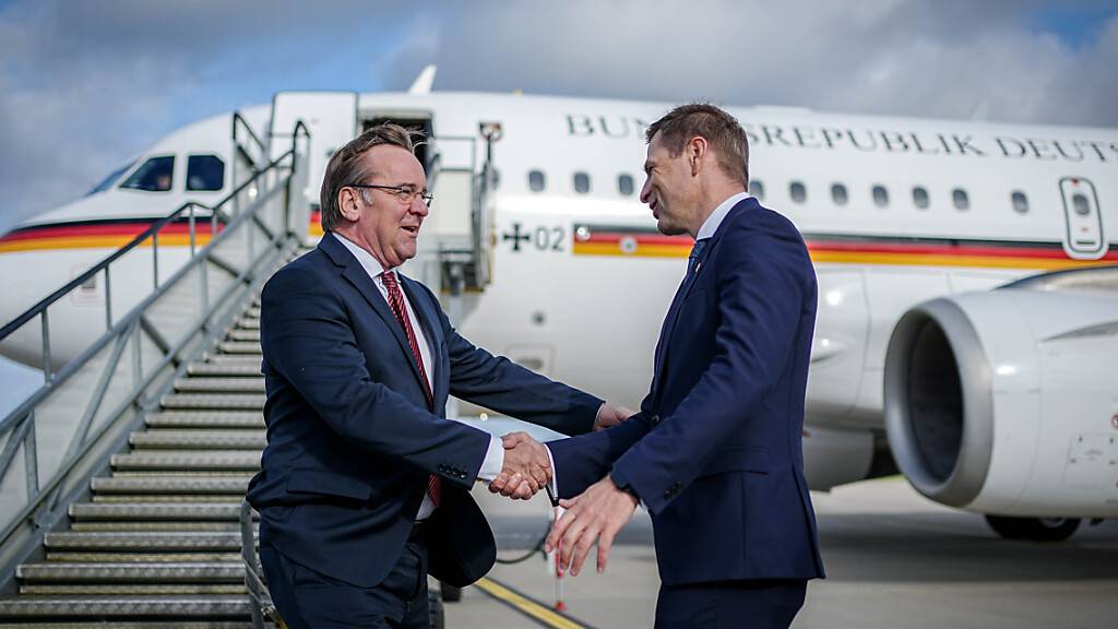 Der deutsche Verteidigungsminister Boris Pistorius (l, SPD wird auf der Ämari Airbase von seinem estnischen Amtskollegen Hanno Pevkur empfangen. Foto: Kay Nietfeld/dpa