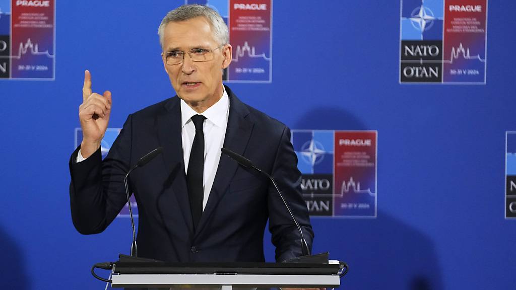 NATO-Generalsekretär Jens Stoltenberg spricht nach einem Treffen der NATO-Außenminister im Czernin-Palast in Prag. Foto: Peter David Josek/Pool AP/AP/dpa