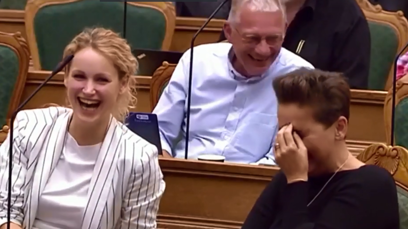 Dänisches Parlament lacht