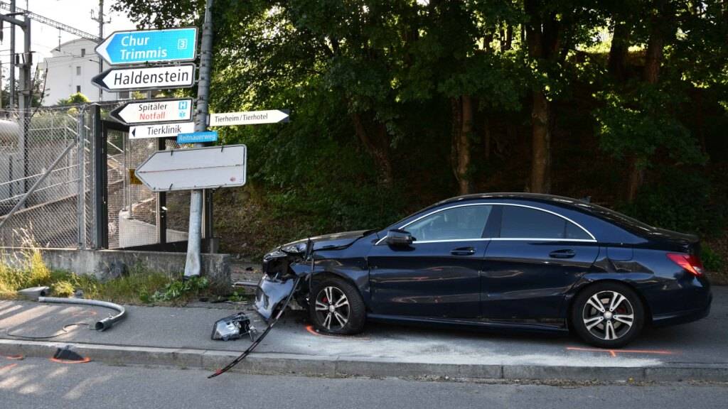 Gegen diesen Kandelaber prallte der fahrunfähige Lenker mit seinem Auto morgens kurz nach sechs Uhr.