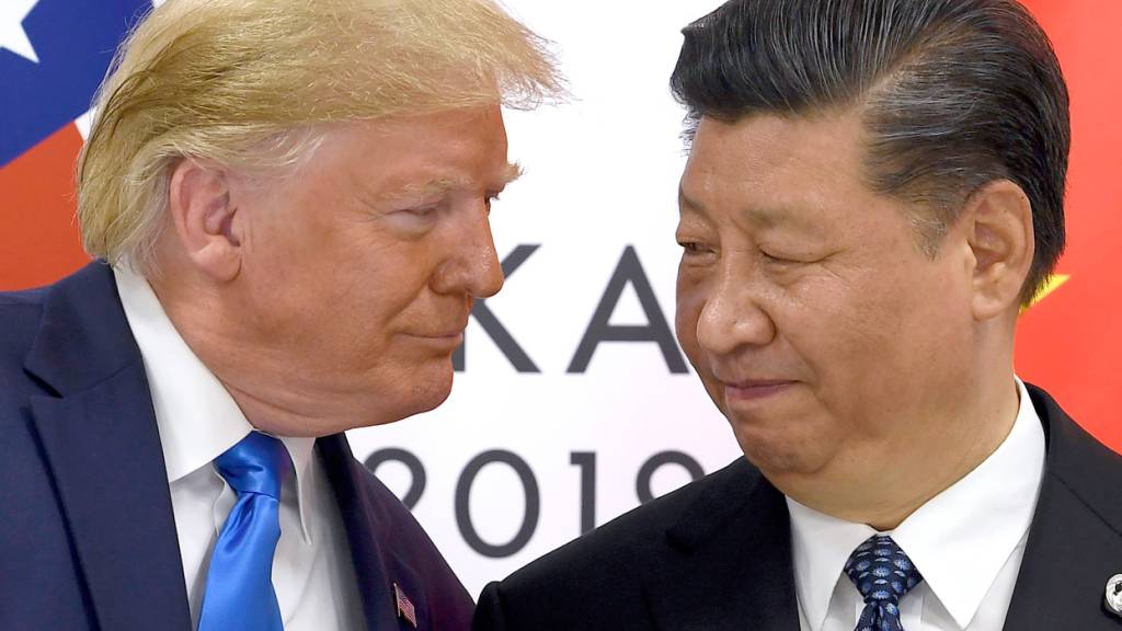 ARCHIV - US-Präsident Donald Trump (l) trifft sich mit dem chinesischen Präsidenten Xi Jinping während eines Treffens am Rande des G-20-Gipfels in Osaka. China bestätigt ein Treffen zwischen Xi und Trump im südkoreanischen Busan. Foto: Susan Walsh/AP/dpa