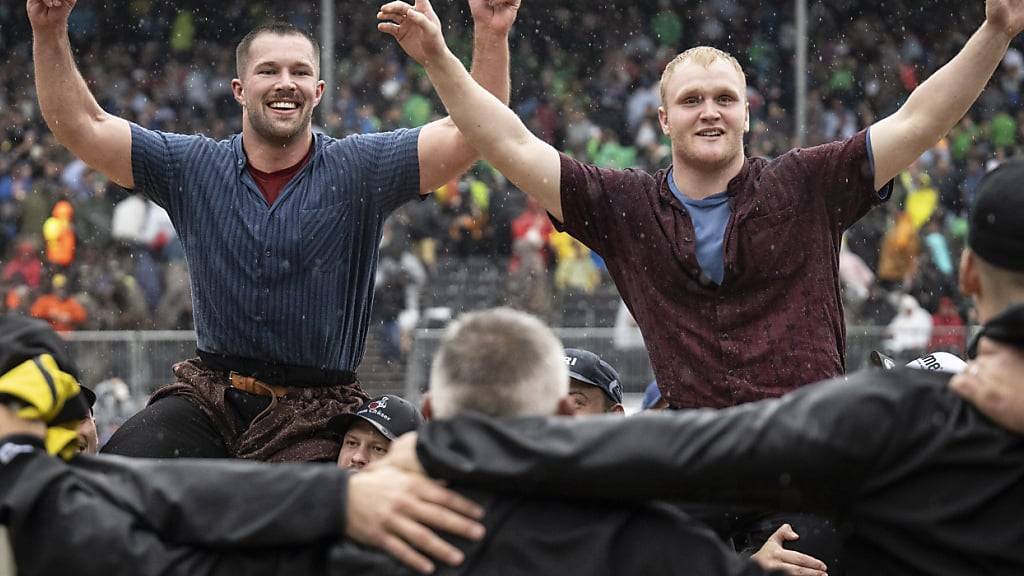 Fabian Staudenmann (links) und Fabio Hiltbrunner auf den Schultern ihrer Berner Teamkollegen