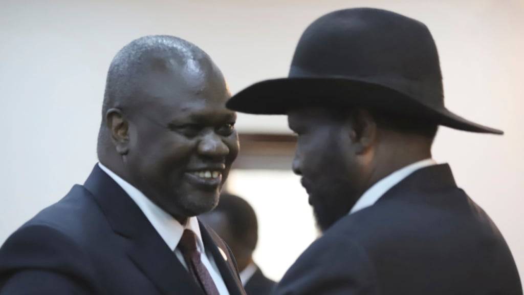 ARCHIV - Salva Kiir (r), Präsident des Südsudan und Dr. Riek Machar sprechen nach der Vereidigung Machars zum ersten Vizepräsidenten des Südsudan. Foto: Stringer/AP/dpa