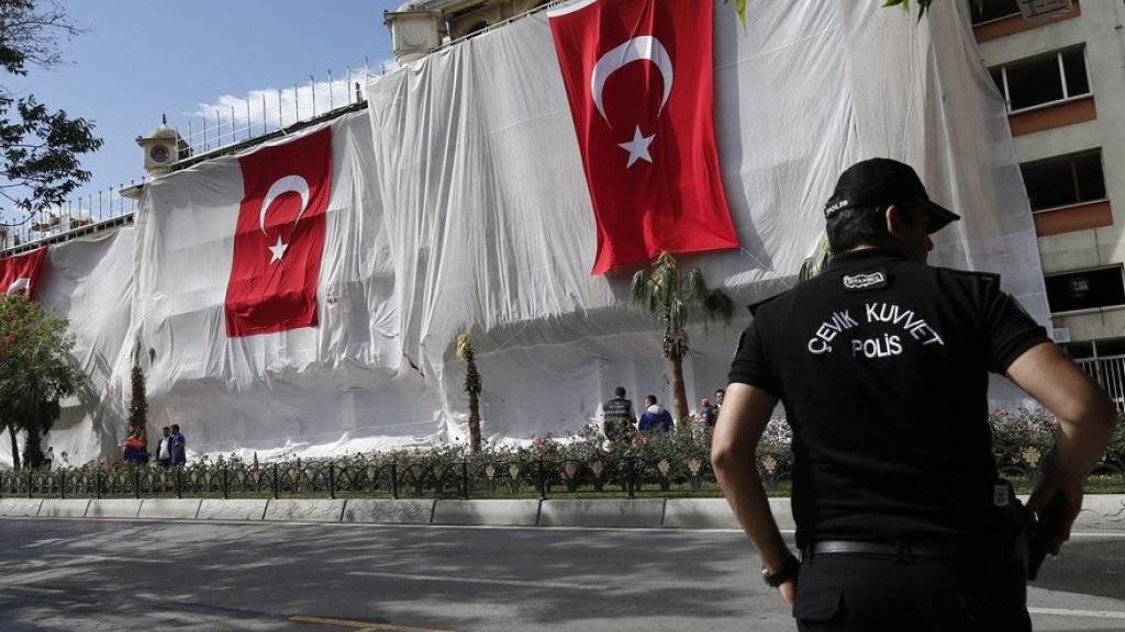 Ein türkischer Polizist am Ort des Bombenanschlags auf einen Polizeibus in Istanbul vom Dienstag mit elf Toten. Am Freitag bekannte sich die radikale Kurdengruppe Freiheitsfalken Kurdistans (TAK) zum Anschlag. (Archiv)