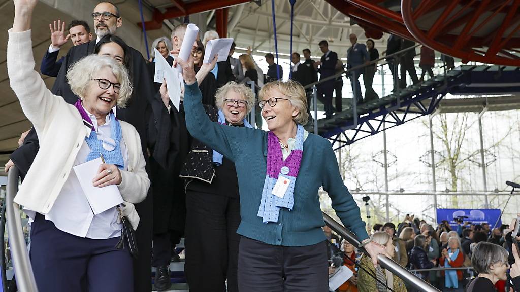 Mitglieder des Vereins Klimaseniorinnen im vergangenen April in Strassburg. (Archivbild)