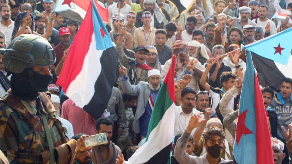 Anhänger des Südlichen Übergangsrats (STC), einer Koalition separatistischer Gruppen, die den Staat Südjemen wiederherstellen wollen, halten südjemenitische Flaggen während einer Kundgebung. Foto: Uncredited/AP/dpa