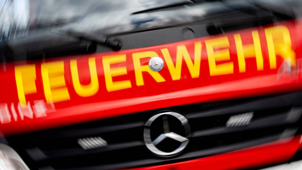 Teile einer Photovoltaik-Anlage nach Brand in Hochdorf LU verweht