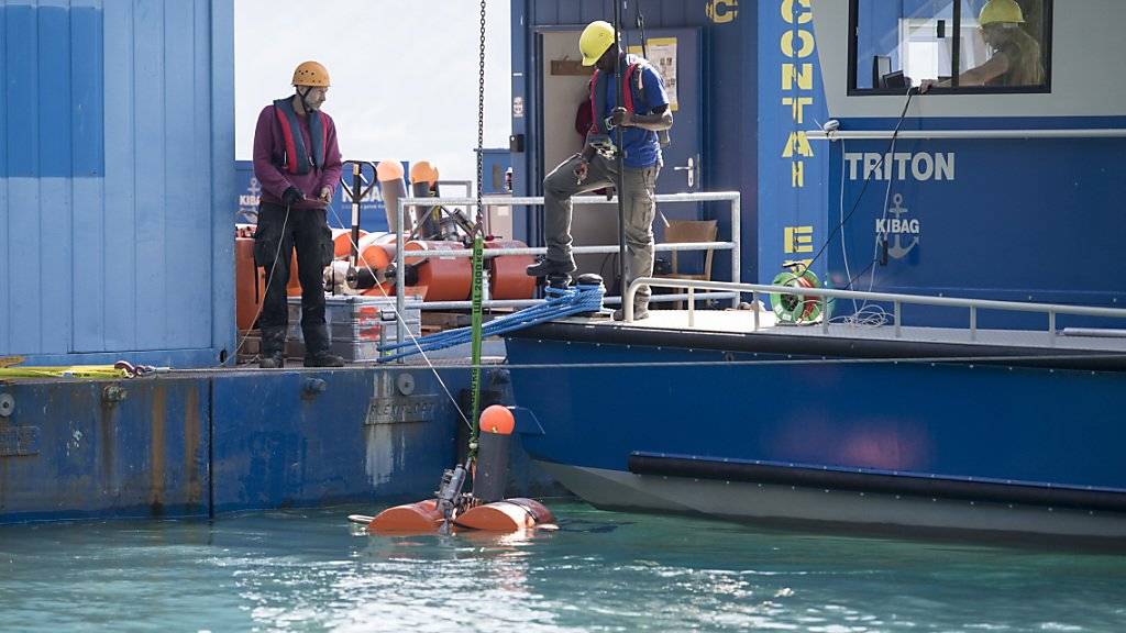 Von einer Plattform in der Bucht bei Buochs NW lassen Forscher im Rahmen eines Tsunami-Projekts Messgeräte ins Wasser.