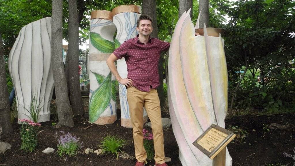 Vom Kunstwerk zum Pizzabelag: Der New Yorker Künstler Brian Soliwoda mit seinen Holzskulpturen, aus denen in den kommenden Monaten essbare Pilze wachsen sollen.