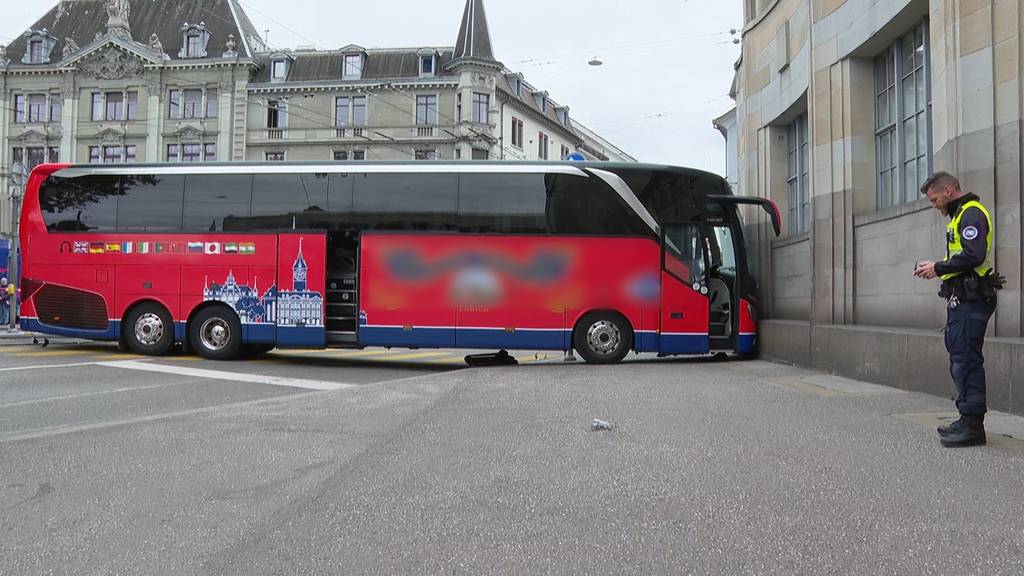 Car kracht in Fassade des Zürcher Kunsthauses – Fahrer (68) in Spital gebracht