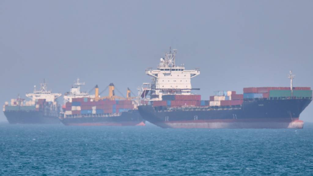 dpatopbilder - Containerschiffe liegen in der Straße von Hormuz vor Bandar Abbas, Iran, vor Anker. Foto: Amirhosein Khorgooi/ISNA/AP/dpa