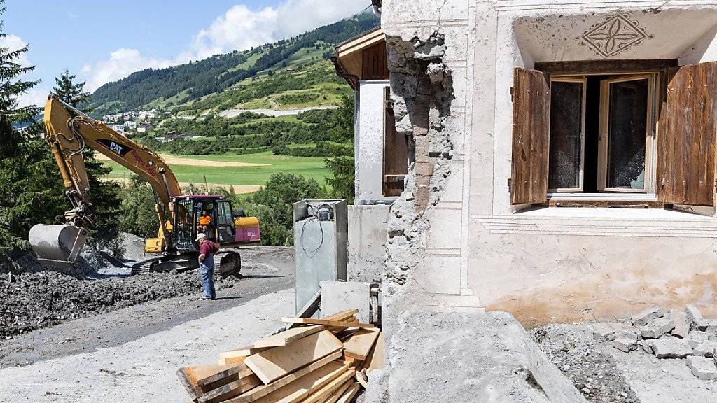 Eine Hausfassade im Engadin wurde im Juli 2015 durch einen Murgang beschädigt. Die Natur verursachte im 2015 höhere Schäden als in den vergangenen sieben Jahren.