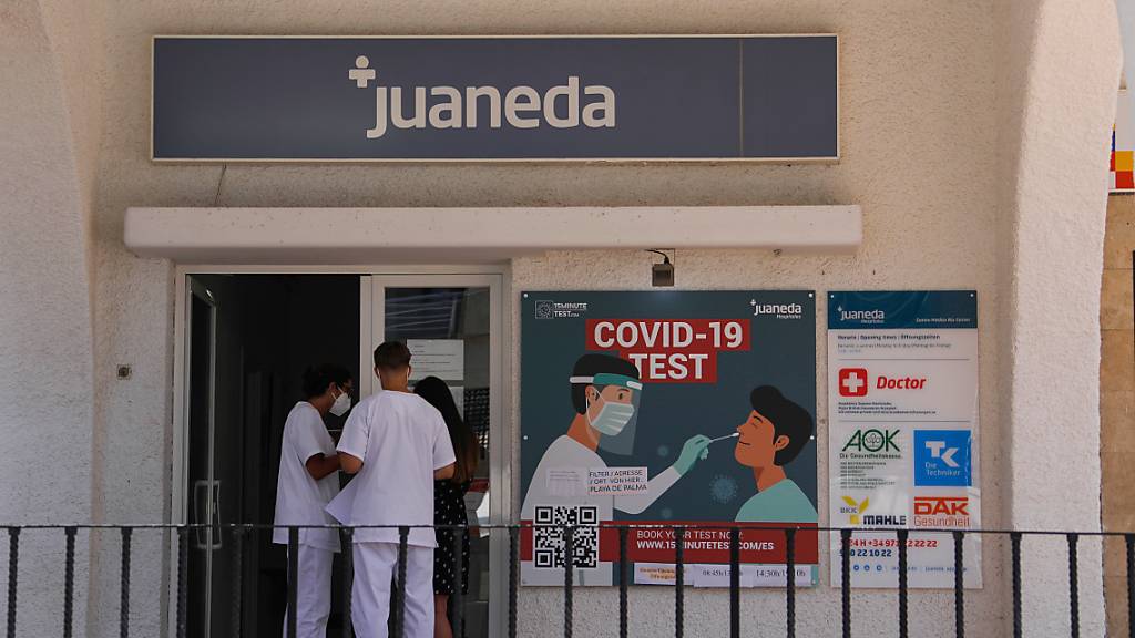 Ein Corona-Testzentrum in der Nähe des Strandes von Arenal auf Mallorca. Die Balearen haben so viele Neuinfektionen innerhalb eines Tages wie noch nie seit Ausbruch der Pandemie verzeichnet.