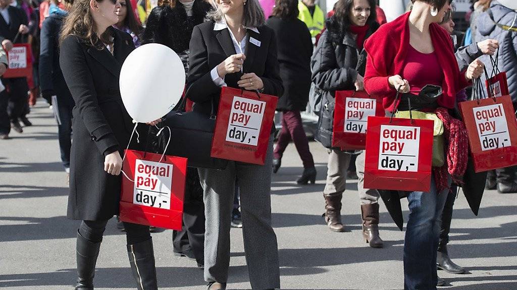 Frauen demonstrieren in Bern für Lohngleichheit. (Archivbild)