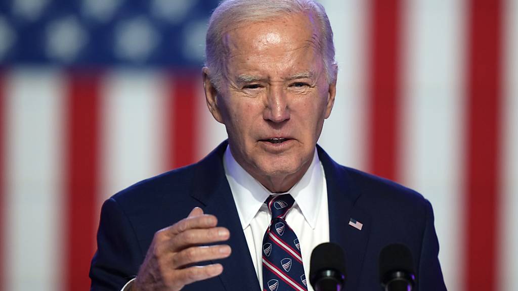 Joe Biden, Präsident der USA, spricht in Blue Bell in den USA. Foto: Matt Rourke/AP/dpa