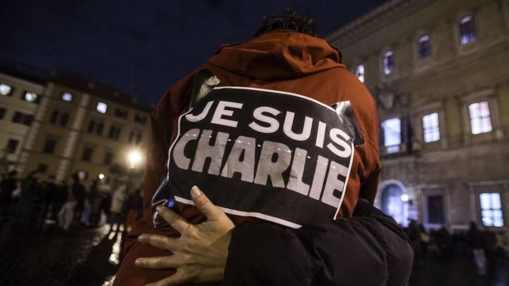 Der Slogan «Je suis Charlie» erinnert an den Anschlag auf die Satire-Zeitschrift «Charlie Hebdo» in Paris. Für Journalisten war 2015 laut der Organisation Reporter ohne Grenzen erneut ein blutiges Jahr. (Archivbild)