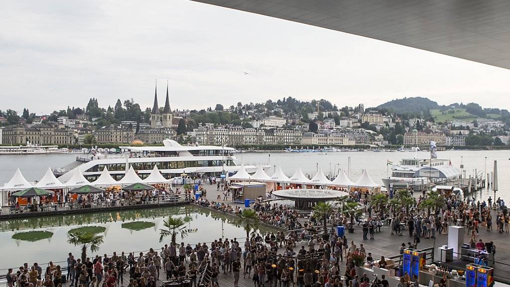Trotz Regens gut gestartet ist das Blue Balls Festival rund um das Luzerner Seebecken. Das Festival dauert neun Tag und bietet 120 Events.