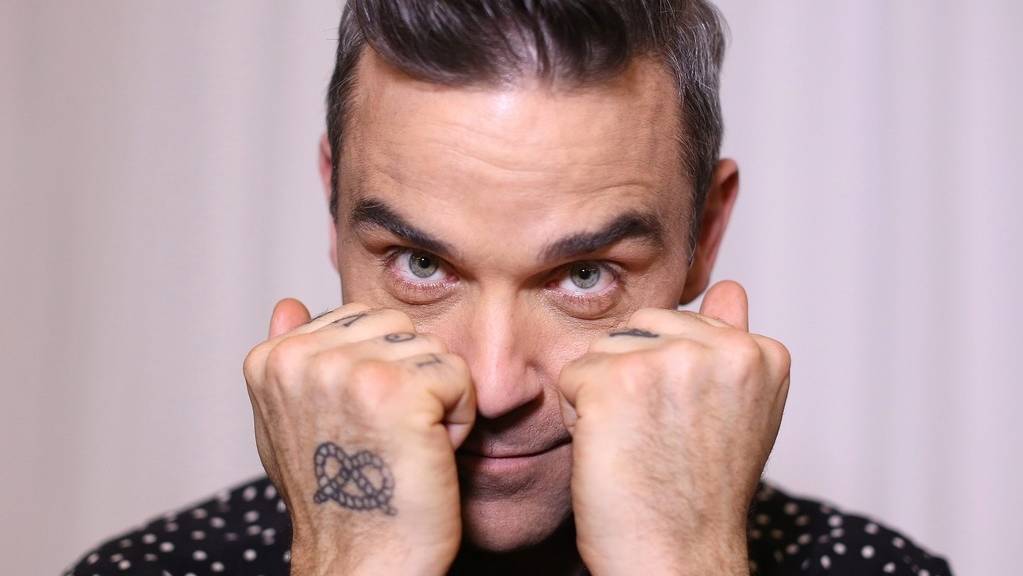 Der britische Sänger Robbie Williams veröffentlicht ein Weihnachtsalbum - mit Gästen wie Schlagersängerin Helene Fischer oder dem früheren Boxweltmeister Tyson Fury.
