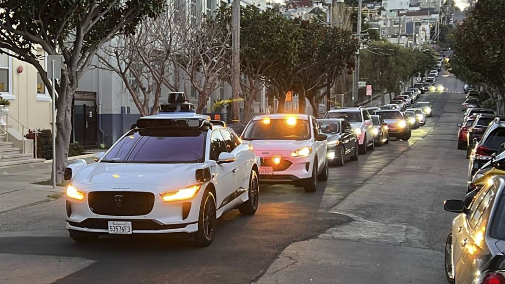 Die Funktion, dass die selbstfahrenden Waymo-Taxis hupen, wenn jemand mit langsamer Geschwindigkeit rückwärts auf sie zufährt, hat zu Hupkonzerten auf einem Parkplatz geführt, der ausschliesslich von Robotertaxis genutzt wird. (Archivbild)