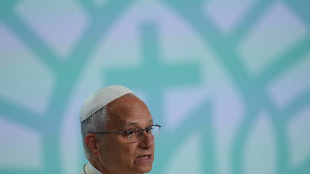 Papst Leo XIV. hält im Robert-Schuman-Kongresszentrum eine Rede anlässlich eines interreligiösen Treffens. Foto: Aurelien Morissard/AP/dpa