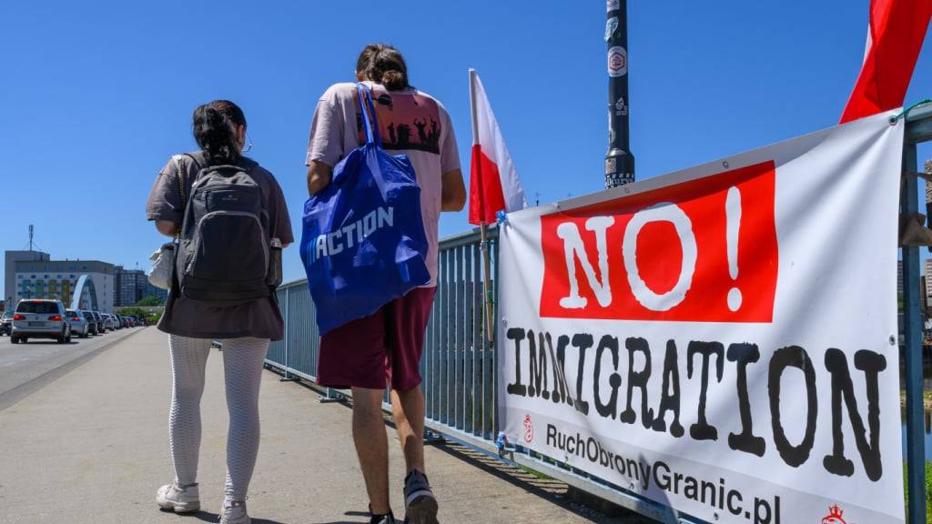 Ein Transparent mit der Aufschrift «No! Immigration» hängt auf polnischer Seite am deutsch-polnischen Grenzübergang Stadtbrücke zwischen Frankfurt (Oder) in Brandenburg und dem polnischen Slubice. Polen erwägt die Einführung von Kontrollen an der Grenze zu Deutschland noch in diesem Sommer. Foto: Patrick Pleul/dpa