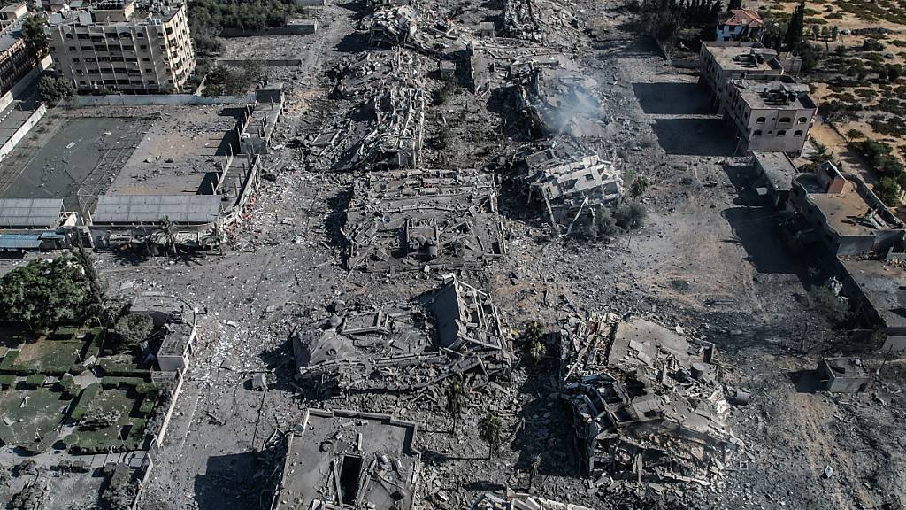 ARCHIV - Mehrere zerstörte Gebäude bei Chan Junis. Seit den Hamas-Angriffen bombardiert Israel Ziele im Gazastreifen. Foto: Shadi Tabatibi/dpa