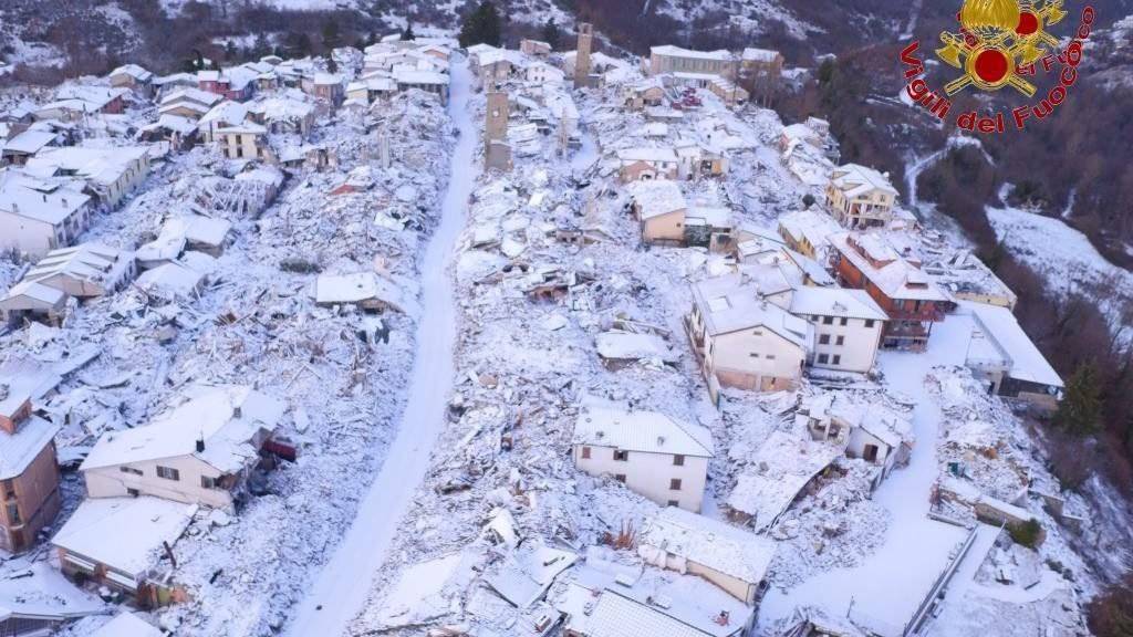 Fünf Monate nach dem verheerenden Beben von Amatrice haben vier heftige Erdstösse innerhalb weniger Stunden erneut die Region in Mittelitalien getroffen. Schnee erschwert jedoch die Hilfe nach den Erdbeben. Das Bild zeigt Amatrice in einer Aufnahme vom 5. Januar.