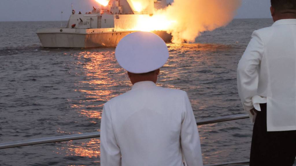 HANDOUT - Diese von der staatlichen nordkoreanischen Nachrichtenagentur KCNA zur Verfügung gestellte undatierte Aufnahme soll den nordkoreanischen Machthaber Kim Jong Un (r) bei einem Besuch einer Marine-Einheit und dem Test zum Abschuss von Marschflugkörpern zeigen. Foto: Uncredited/KCNA/KNS/dpa - ACHTUNG: Nur zur redaktionellen Verwendung und nur mit vollständiger Nennung des vorstehenden Credits