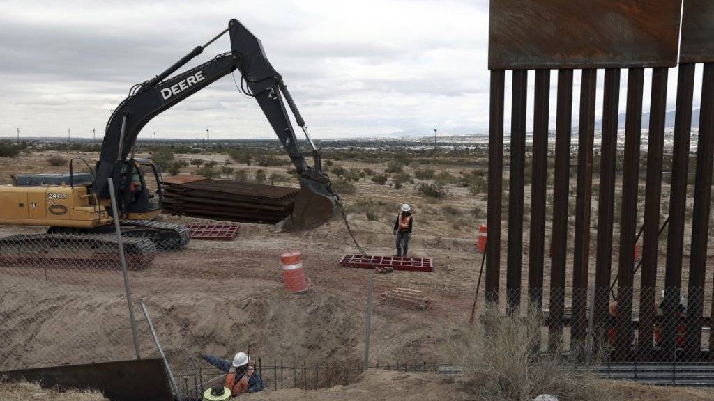 Höheres Tor an der Grenze zu Mexiko: Die USA wollen Entwürfe für die geplante Mauer anfordern. (Archivbild)