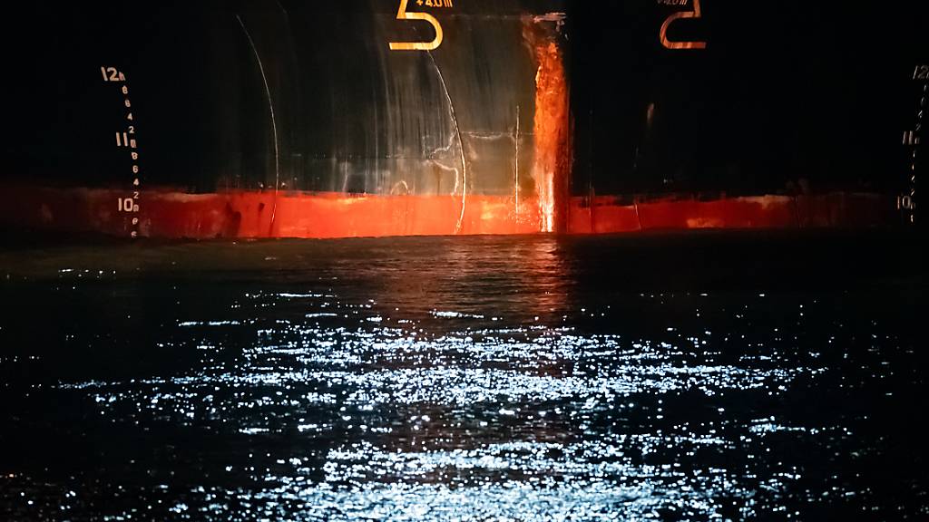 Schäden am Bug des Frachtschiffs «Polesie». Nach dem Zusammenstoß zweier Frachtschiffe auf der Nordsee südwestlich der Insel Helgoland geht das Havariekommando vom Tod der vier vermissten Seeleute aus. Foto: Jonas Walzberg/dpa