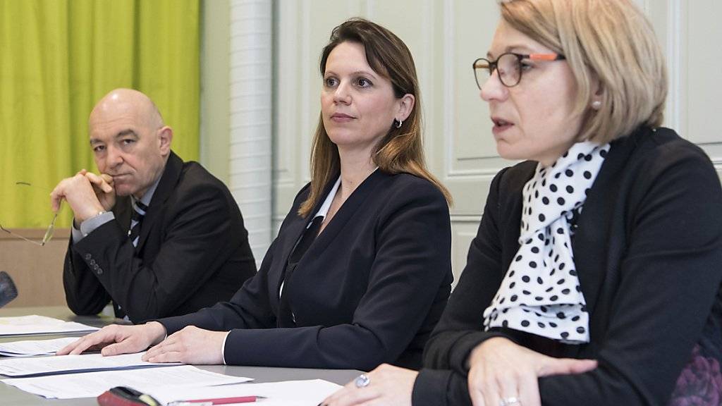 Daniel Jositsch (SP/ZH), Chantal Galladé (Mitte, SP/ZH) und Yvonne Feri (SP/AG) erläutern die Positionen der Reformorientierten Plattform der SP Schweiz zur öffentlichen Sicherheit. Die Plattform bekennt sich zur Beschaffung neuer Kampfjets.